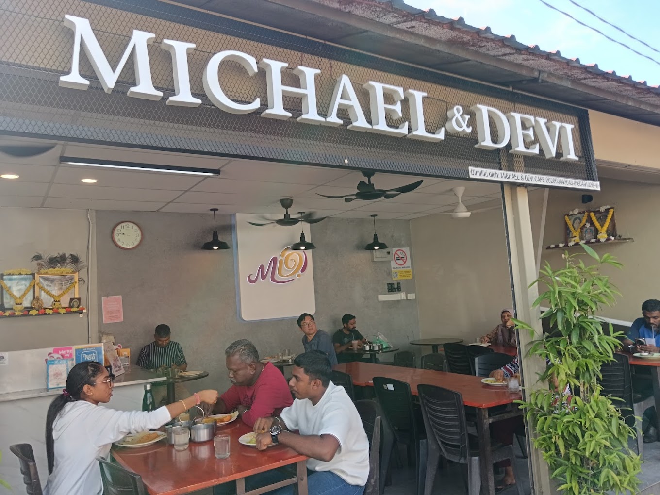 Michael & Devi Cafe (Kedai Tosai)