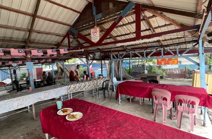 Gerai Makan Ikan Bawal Kak Mah & Abg Din — Environment, Bukit Mertajam, Pulau Pinang