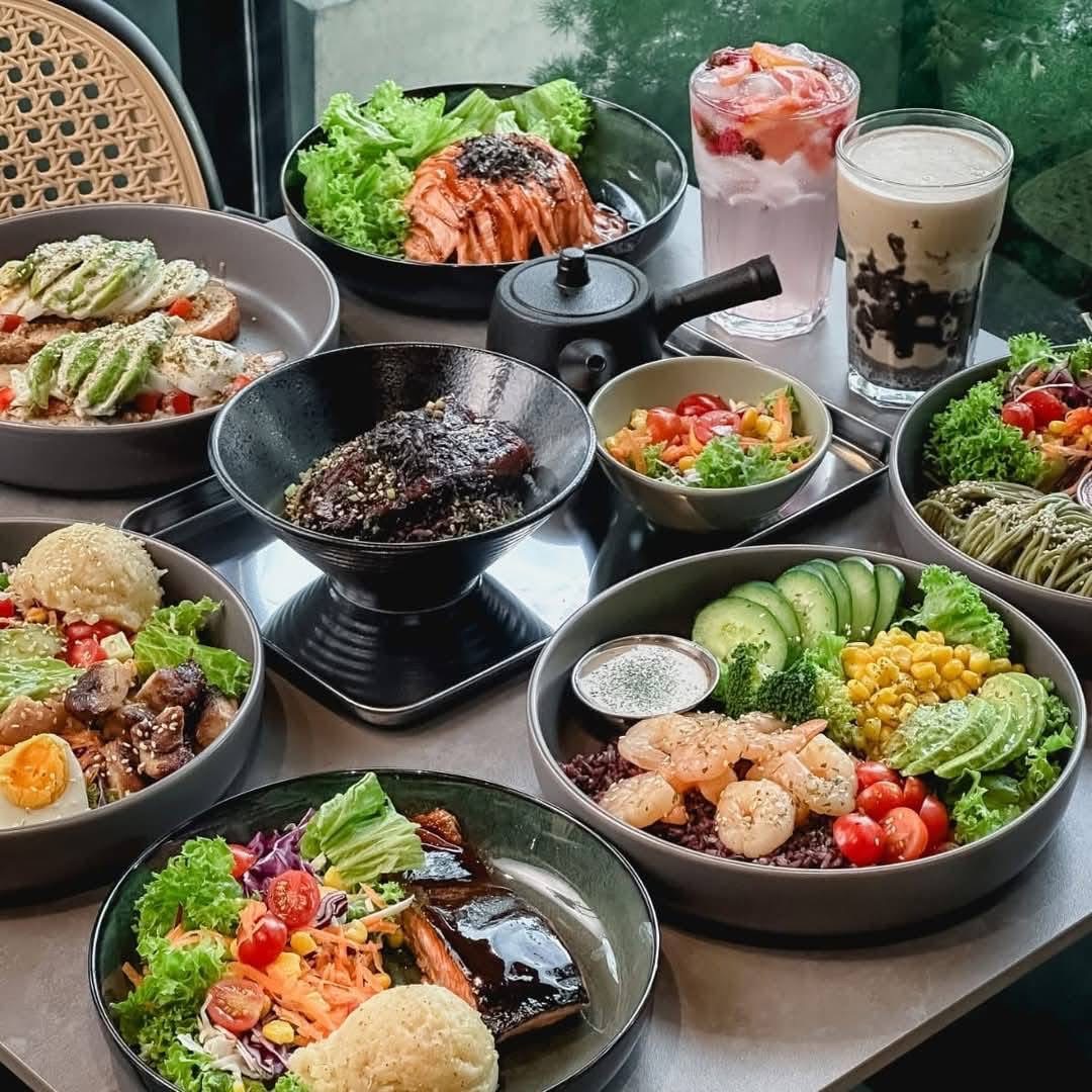 Free Drink with Any Main Course (2-5 PM)